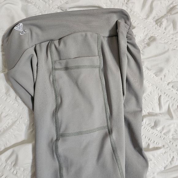 CLS SPORTSWEAR V back pocket leggings with srunch butt . - Picture 3 of 10